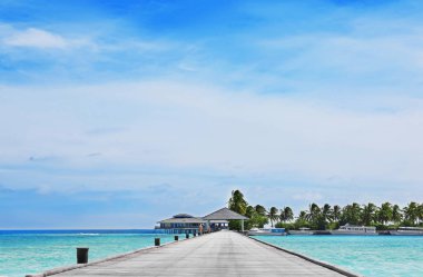 Yaz günü deniz plajda ahşap duba