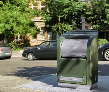 Modern çöp kutusu açık havada. Çevre koruma kavramı