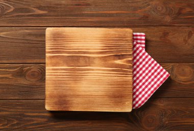 Kompozisyon kurulu ve peçete ahşap arka plan üzerinde