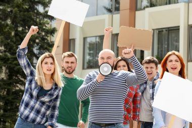 Sokaktaki bir grup protestocu genç