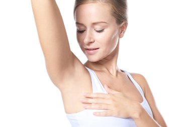 Beyaz arka plan üzerinde güzel ve genç birbayan. Deodorant kullanmanın kavramı