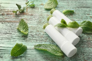 Melisa ahşap arka plan üzerinde ile hijyenik Rujlar