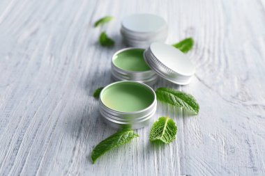 Melisa merhem ve ahşap masa yapraklarda ile konteyner