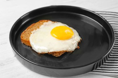 Lezzetli ekmek ile kolay yumurta üzerinde