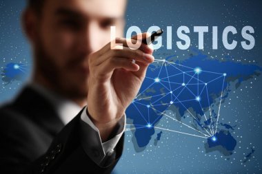 Lojistik kavramı. Sanal ekran ve Dünya Haritası ile arka planda çalışan adam