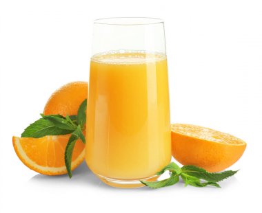 Bardak taze meyve suyu ve beyaz zemin üzerine portakal ile kompozisyon