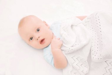 Duygusal bebek beşiğinde yatan