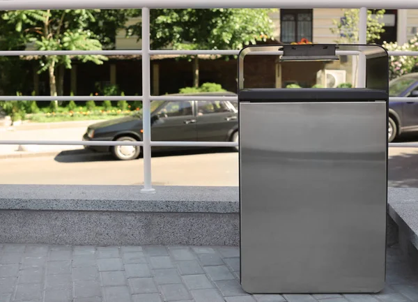 Cubo de basura moderno al aire libre. Concepto de conservación del medio ambiente —  Fotos de Stock
