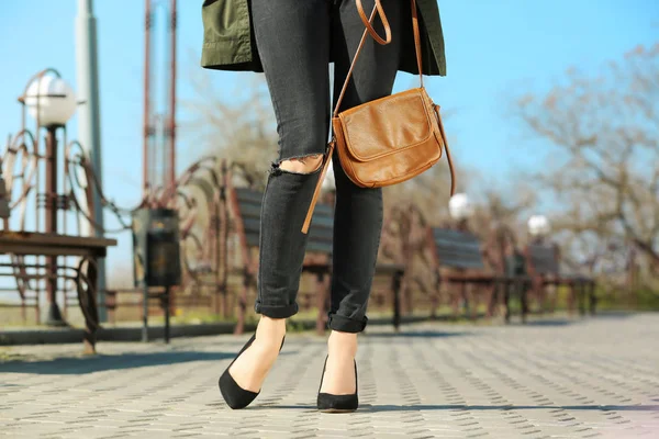 Mladá žena s úzkými nohavicemi na vysokých podpatcích venku — Stock fotografie