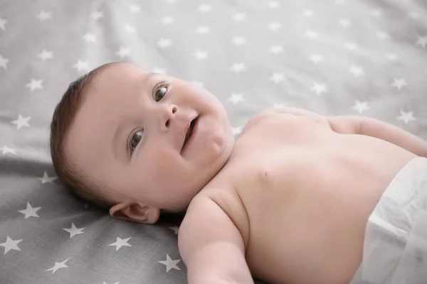 Carino piccolo bambino sdraiato sul letto a casa — Foto Stock