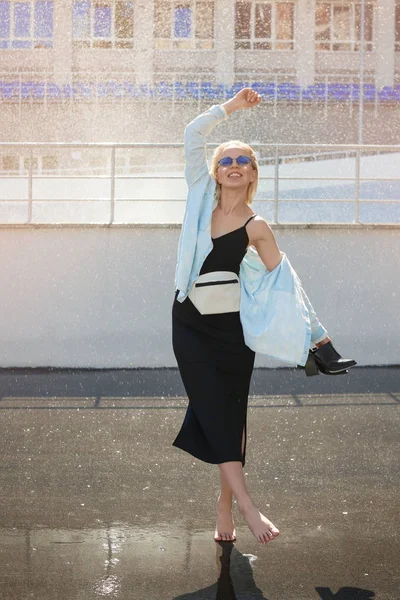 Mooie jonge vrouw in zomerregen — Stockfoto