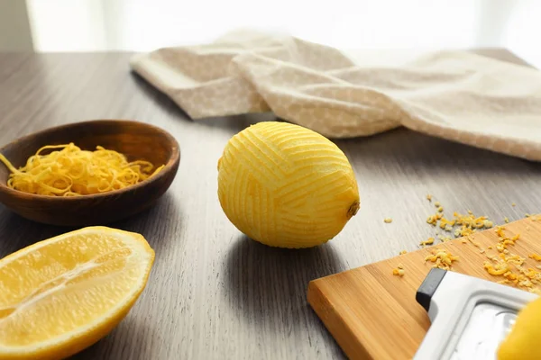 木製のテーブルに新鮮な皮をむいたレモン — ストック写真