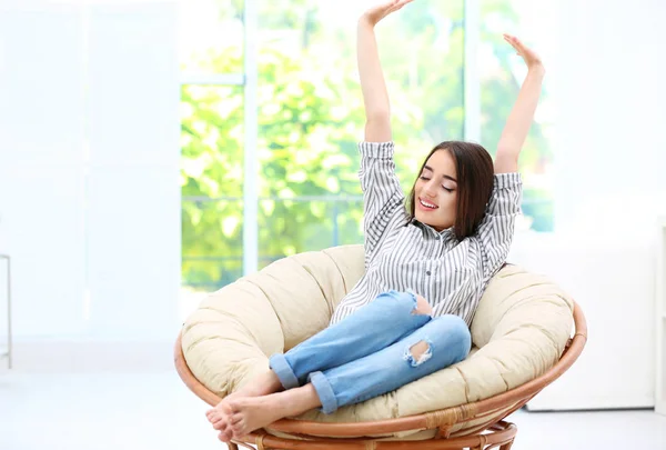 Schöne junge Frau ruht auf Sessel im Hotel — Stockfoto