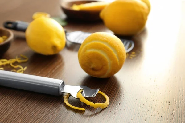 新鮮なレモンと木製のテーブルに特別なツール — ストック写真