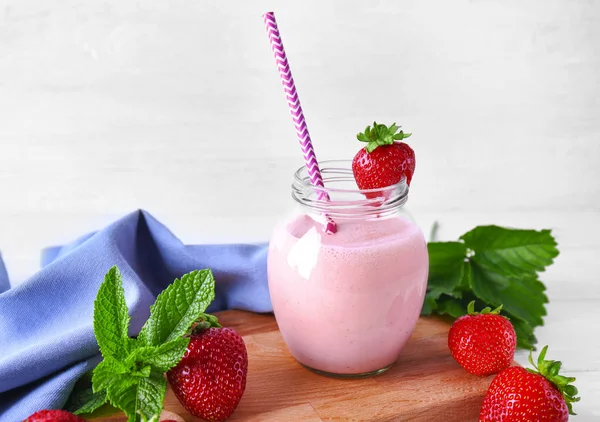 Delizioso frullato fatto in casa alla fragola — Foto Stock