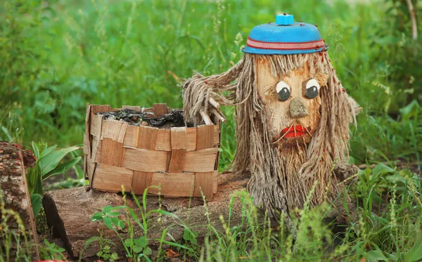 Décor en bois créatif sur herbe verte à l'extérieur — Photo