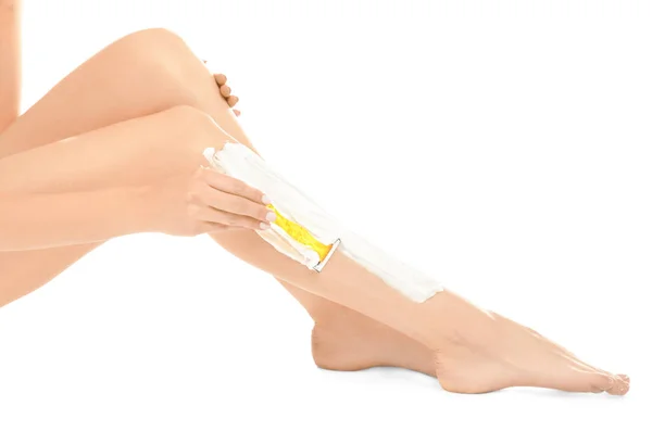 Mladá žena holení nohou — Stock fotografie