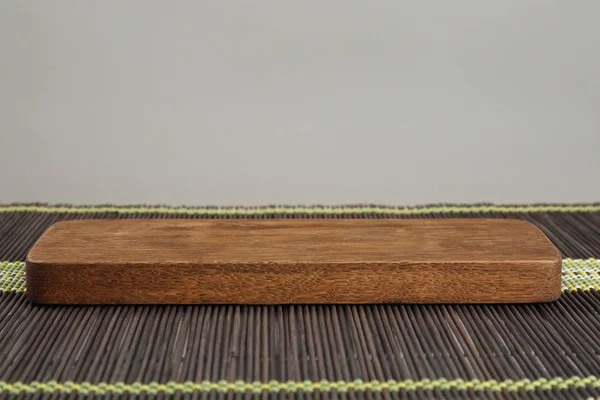 Placa de madeira na esteira de bambu — Fotografia de Stock