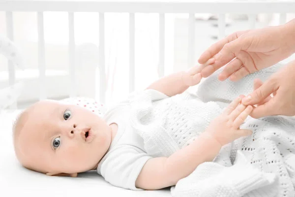 Leuke baby liggend in wieg — Stockfoto