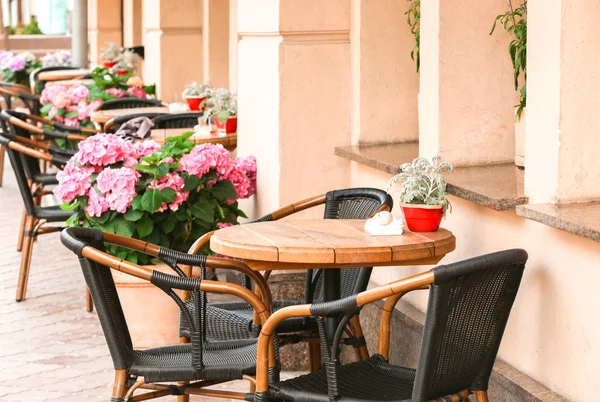 Sillas y mesas en la cafetería — Foto de Stock