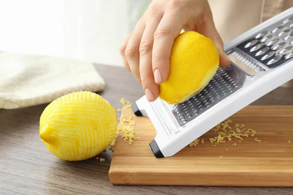 Női szakács héja citrom, Vértes ráccsal — Stock Fotó