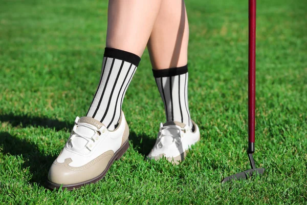 Vrouwelijke golfspeler op cursus in zonnige dag — Stockfoto