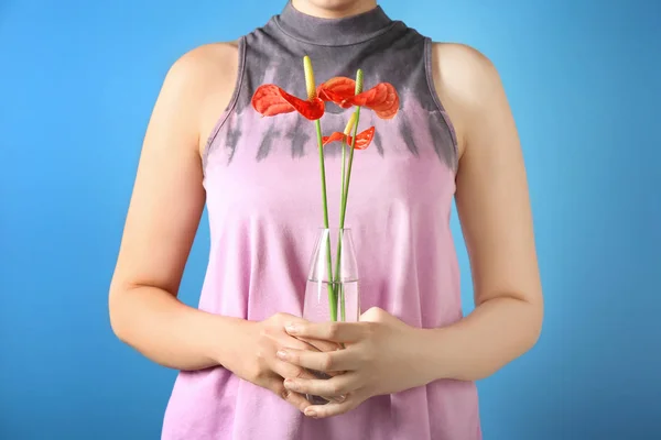 Niña sosteniendo jarrón con flores tropicales — Foto de Stock