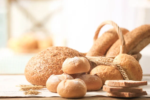 Összetétele a finom kenyeret, fából készült háttér — Stock Fotó