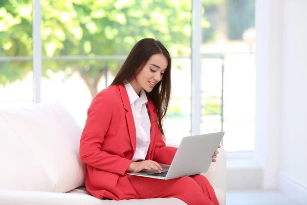Красивая молодая деловая леди с ноутбуком в номере отеля — стоковое фото