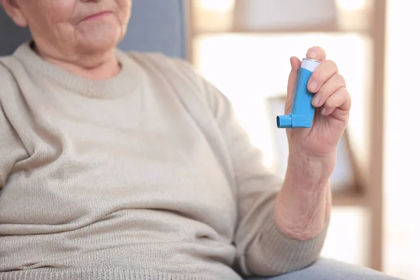 Mujer mayor con inhalador para asma en el hogar — Foto de Stock