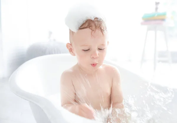 在浴缸里在家里洗的小宝贝男孩 — 图库照片