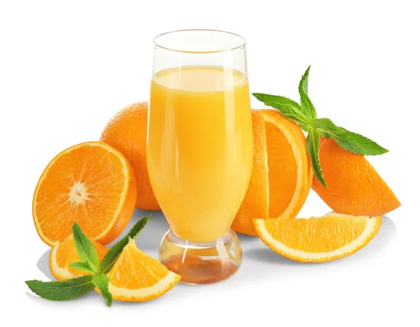 Komposition mit einem Glas frischen Saft und Orangen auf weißem Hintergrund — Stockfoto