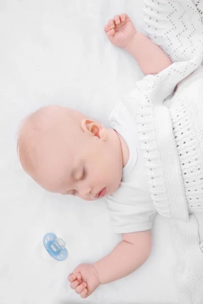 Imádnivaló baba alszik a bölcső — Stock Fotó