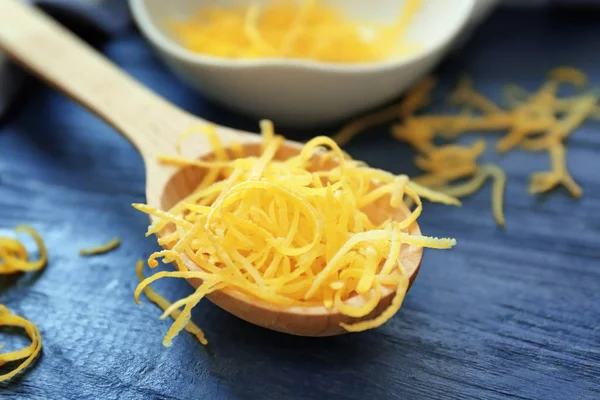 Drewnianą łyżką z lemon zest na stole — Zdjęcie stockowe