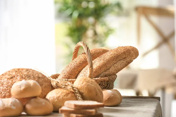 맛 있는 빵 바구니 — 스톡 사진