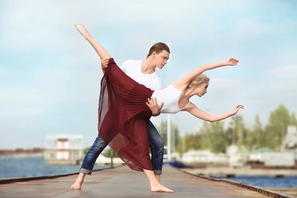 Passie paar dansen buitenshuis — Stockfoto