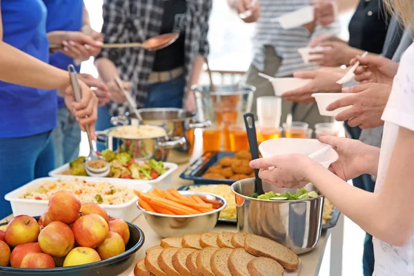 Volunteers giving food to poor people. Poverty concept — Stock Photo, Image