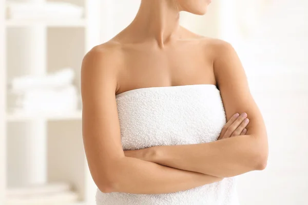 Hermosa mujer joven después de la ducha en casa. Concepto de uso de desodorante — Foto de Stock