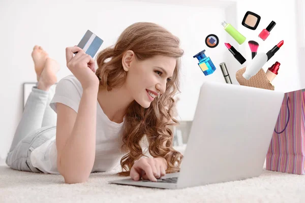 Mujer joven que utiliza el ordenador portátil para navegar por la tienda de Internet en casa. Concepto de compras online — Foto de Stock