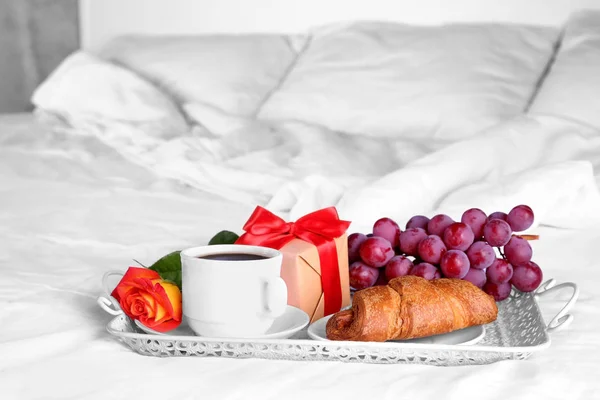 浪漫的早餐咖啡、 葡萄和羊角面包在卧室里的托盘上。蜜月概念 — 图库照片