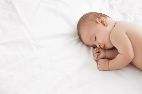 Schattige kleine baby slapen op bed thuis — Stockfoto