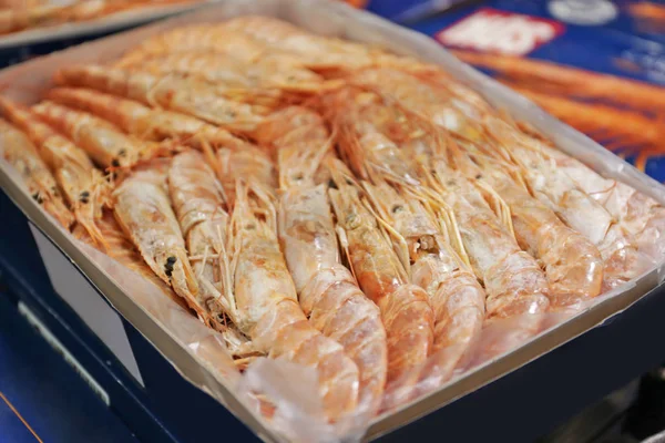 Fresh shrimps in paper box — Stock Photo, Image