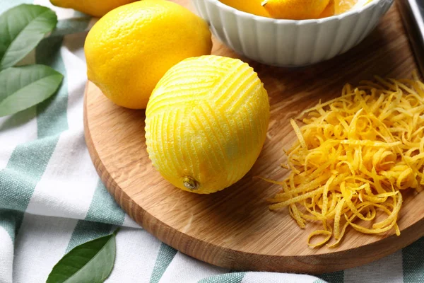 Komposition mit Zitronen und Schale auf dem Tisch — Stockfoto