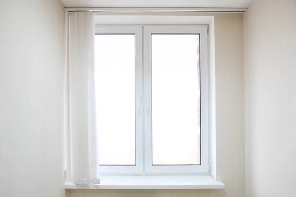 在现代公寓里的白色金属塑料窗口 — 图库照片