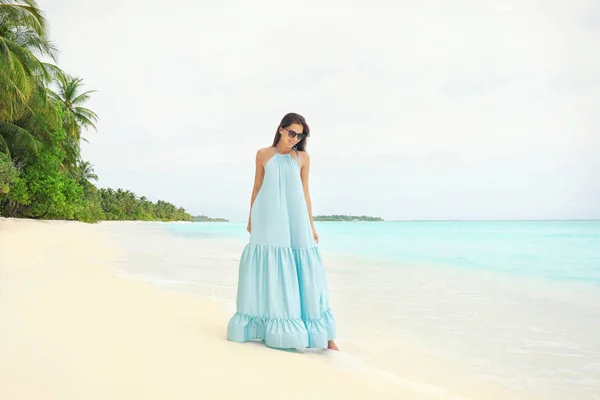 Vacker ung kvinna på havet stranden på tropisk resort — Stockfoto