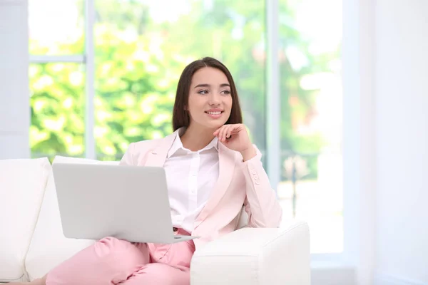 Hermosa joven dama de negocios utilizando el ordenador portátil en la habitación de hotel — Foto de Stock