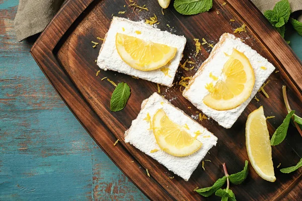 Deliciosas barras de pastel de limón sobre fondo rústico de madera — Foto de Stock