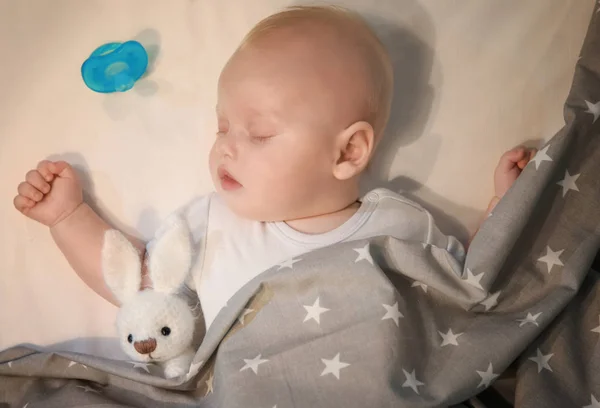 Rozkošné miminko spí v kolébce — Stock fotografie
