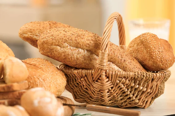 Cesto con delizioso pane — Foto Stock