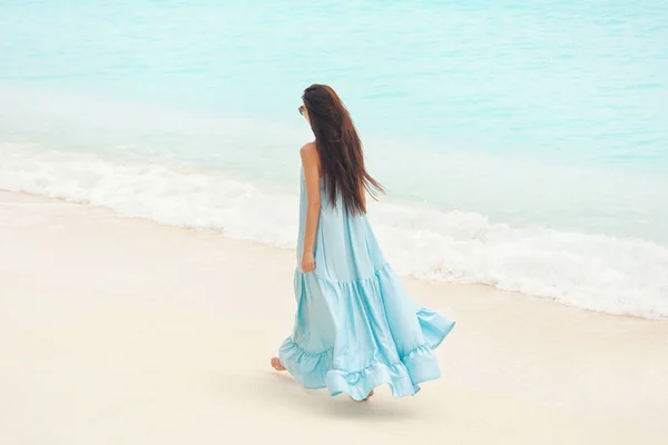Vacker ung kvinna på stranden på resort — Stockfoto